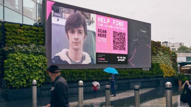 Kayıp insanların fotoğrafları hareketli afiş haline getirildi!