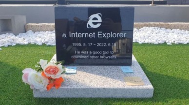 Internet Explorer için mezar taşı diktiler! Merhumu nasıl bilirdiniz?