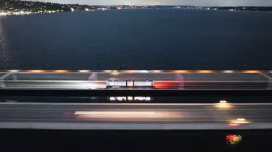 Tren Kendi Gücüyle Yüzen Köprüden Geçti: Dünyada İlk