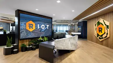 Riot Platforms, Yapay Zeka Stratejisiyle 647,4 Milyon Dolar Yıllık Gelir Elde Etti Mi?