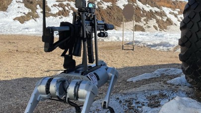 Makineli tüfekle donanmış robot köpek olay oldu - VİDEO