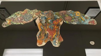 Ölen akrabalarını anmak için dövmelerini sergilediler!