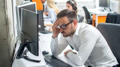 Bilgisayar başında çok çalışanlar dikkat: Göz kuruluğu tehlikesi