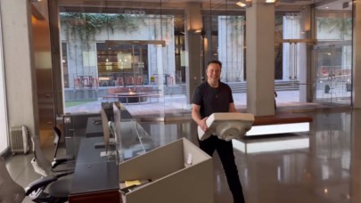 Elon Musk Bey ne yapıyorsunuz? Twitter binasına elinde lavabo ile girdi