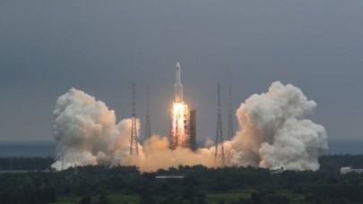 Dünya alarmda! Kontrolden çıkan Çin roketi şuan nerede? CANLI İZLEMEK İÇİN TIKLAYIN!