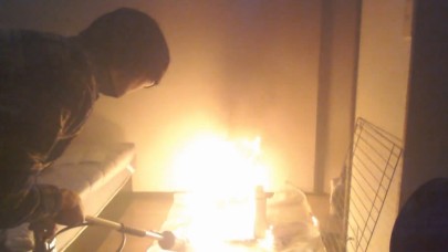 Twitch yayıncısının odasında mangal yapma girişimi felaketle sonuçlandı - VİDEO