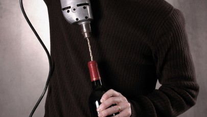 Tirbuşonsuz şarap şişesi açmanın 7 yolu