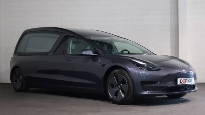 Tesla Model 3'ü cenaze arabasına çevirdiler