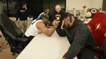 Twitch yayıncısı,  canlı yayında bilek güreşi yaparken arkadaşının kolunu kırdı -VİDEO