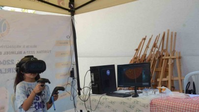 Bilecik’te çocuklar sanal gerçeklik gözlüğü ile Güneş sistemini gezdi