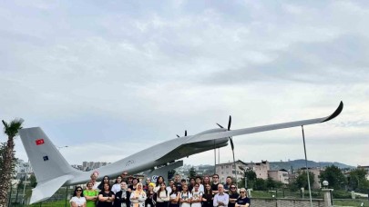 Avrupalı öğrencilerden Akıncı TİHA pozu