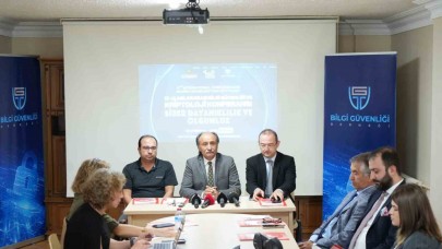 Bilgi Güvenliği Derneği Lideri Alkan: “(İşletim sistemi) Sistem çöktüğünde dünya çöküyor,  dolayısıyla dünya taş devrine dönecek demektir”