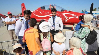 Pilotaj öğrencileri TEKNOFEST’te çocuklara uçakları tanıttı