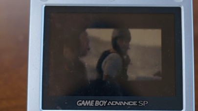 Tenet filmini izlemenin en kötü yolu! Dev yapımı GameBoy'a yüklediler...