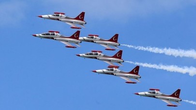 Türk Yıldızları'nın gösteri uçağı eğitim sırasında düştü!