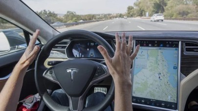 Otopilot modundaki Tesla kaza yaptı! 2 kişi hayatını kaybetti...