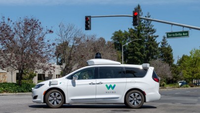 Google'ın otonom aracı trafiği kilitledi! Destek ekibinden kaçmaya çalıştı...