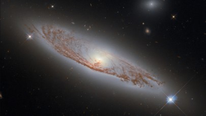 NASA,  150 milyon ışık yılı uzaktaki galaksinin fotoğrafını paylaştı!