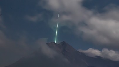 Büyüleyici! Bir meteor,  aktif yanardağın içine böyle düştü