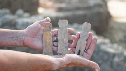 Arkeologlar,  1000 yıldır bozulmamış tavuk yumurtasını 'yanlışlıkla' kırdı