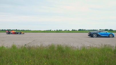 Efsane kapışma! Bugatti Chiron ve F1 aracı karşı karşıya geldi