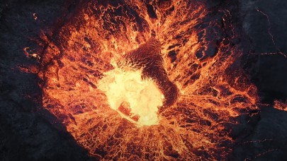 İzlandalı bir YouTuber,  drone ile Fagradals Yanardağı’ndaki lavları görüntüledi