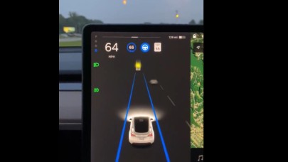 Tesla'nın Tam Otonom Sürüş özelliği,  dolunayı trafik ışığı sandı