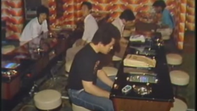 Zamanda geriye dönüp,  1979'da bir Japon oyun salonuna konuk olalım