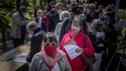 Çekya başbakanı: Aşı olanlara iPhone 12 ve birçok hediye vereceğiz