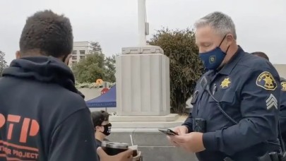 Polis memuru videonun YouTube'a yüklenmemesi için öyle bir şey yaptı ki...