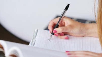 Yeni araştırma: Dil öğrenmek için kağıt-kalem şart!