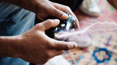 Bahtsız adamı oyun kontrolcüsünden yıldırım çarptı