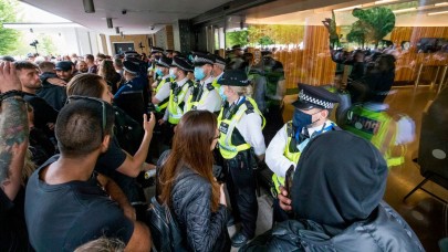 Aşı karşıtları yanlış BBC binasını bastı...