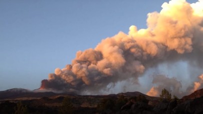 Etna Yanardağı tekrar patladı! Lav ve kül püskürtüyor...