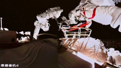 Çinli astronotlar,  uzaydaki gövde gösterisinden kısa kesitler yayınladı