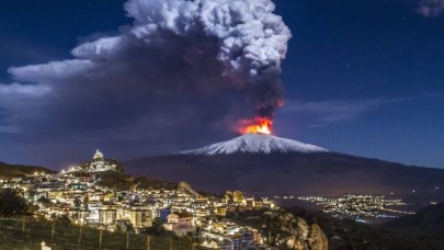 Etna Yanardağı,  kendi yükseklik rekorunu kırdı