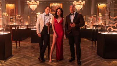 Gal Gadot,  Dwayne Johnson ve Ryan Reynolds'lı Red Notice'ten ilk fragman geldi!