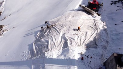 İsviçre'de dağların üstü battaniye ile örtüldü!