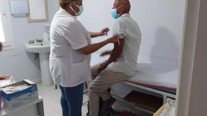 Karışık var mı? 2 kez Almanya'da,  4 kez de Türkiye'de aşı oldu