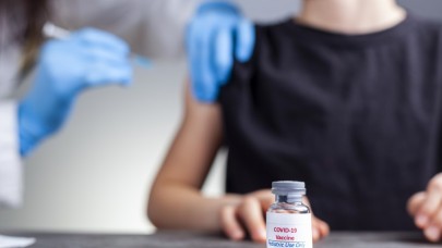 Babası aşı karşıtı olan 12 yaşındaki çocuk,  aşı olabilmek için mahkemeye başvurdu!