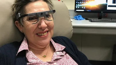 16 yıldır kör olan bir kadının beyin implantı ile görmesi sağlandı!