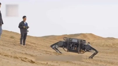 Çin,  kocaman boyutlu yeni askeri robotu 'Yak'ı tanıttı!