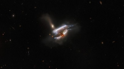 Hubble teleskobu,  üç galaksinin birleştiği çılgın bir fotoğraf yakaladı!