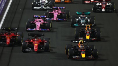 Suudi Arabistan'da kazanan Max Verstappen! Leclerc ile büyük kapışma sürüyor...