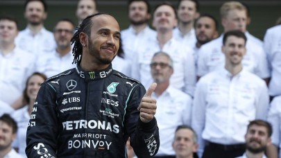 F1 pilotu Lewis Hamilton ismini değiştiriyor!