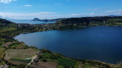 İtalya'daki gölün rengi aniden kan kırmızısına döndü