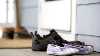 Dünya tartışıyor: Eve ayakkabıyla girmenin zararları neler?