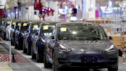 Tesla,  çalışanlarını fabrikada uyumaya zorluyor