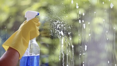 Cam temizleyiciyi kullanabileceğiniz 10 şaşırtıcı yöntem! Birçok işi kolaylaştırın...