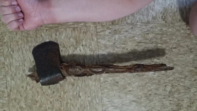 Bahçesinde adeta İskandinav mitolojilerinden fırlamış bir balta buldu!